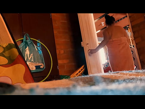 ❤️ Mjomba ananifuata kuoga, ananitania wakati naoga. Video ya ngono ❌️
